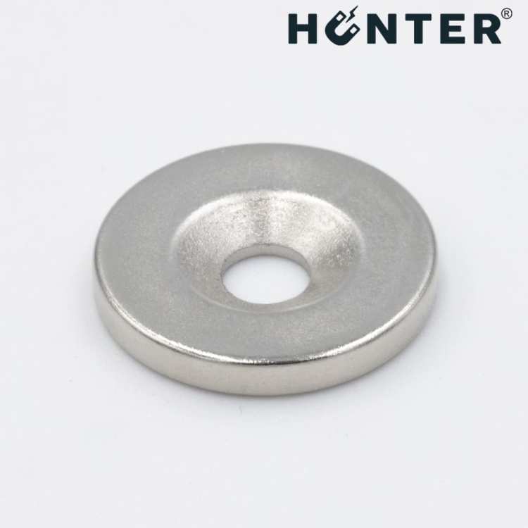 Magnes neodymowy 14x2 mm z otworem 7x3.5 mm / N45 pod wkręt 6