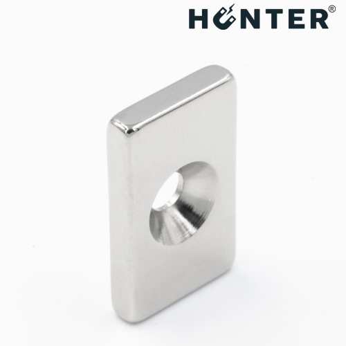 Magnes neodymowy 20x12x3mm otwory 7/3,5 pod wkręt 6