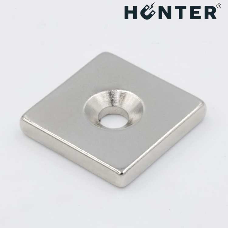 Magnes neodymowy 18x18x3mm z otworem 8x4mm / N45 pod wkręt 1