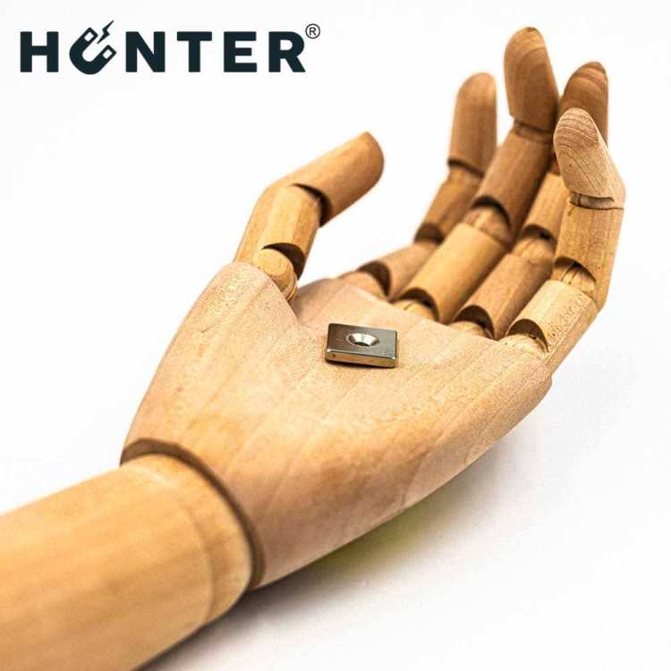 Magnes neodymowy 18x18x3mm z otworem 8x4mm / N45 pod wkręt 2