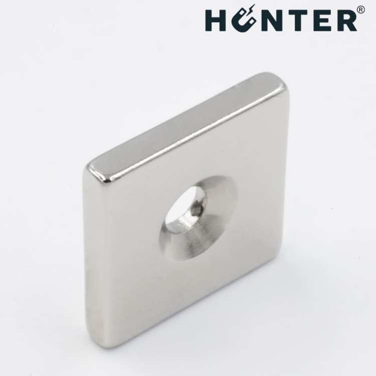 Magnes neodymowy 18x18x3mm z otworem 8x4mm / N45 pod wkręt 4