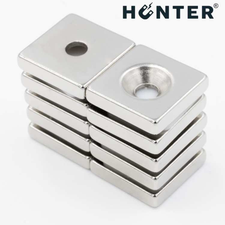 Magnes neodymowy 14x14x3mm z otworem 7x3.5mm / N45 pod wkręt 5