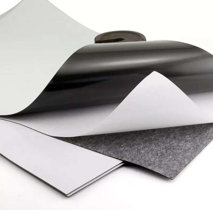 Folia magnetyczna A4 arkusz z klejem 0,4 mm