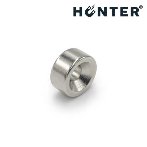 Magnes neodymowy pod wkręt 10×5 mm z otworem stożkowym N45 – widok pod kątem, Magnesy Hunter