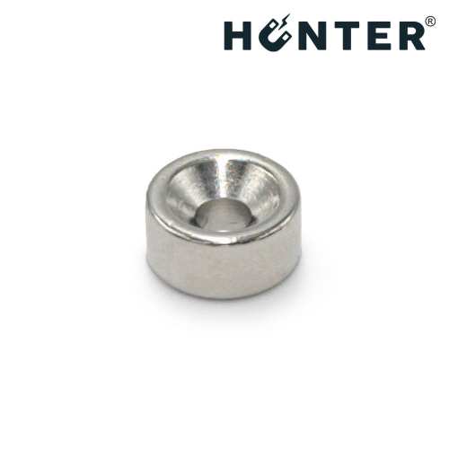 Magnes neodymowy pod wkręt 10×5 mm z otworem stożkowym 7×3,5 mm – widok z góry, Magnesy Hunter