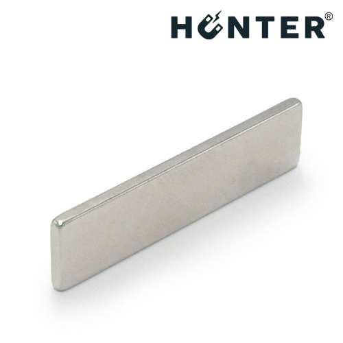 Magnes neodymowy płytkowy 40×10×2 mm N45 – widok pojedynczego magnesu, Magnesy Hunter