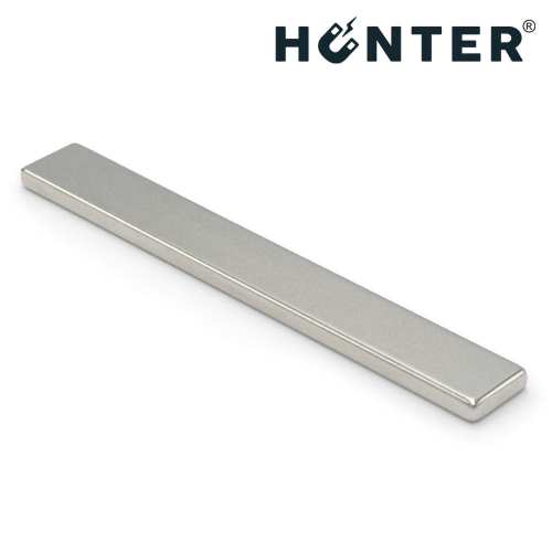 Magnes neodymowy płytkowy 80×10×3 mm N45 – widok pod kątem, Magnesy Hunter