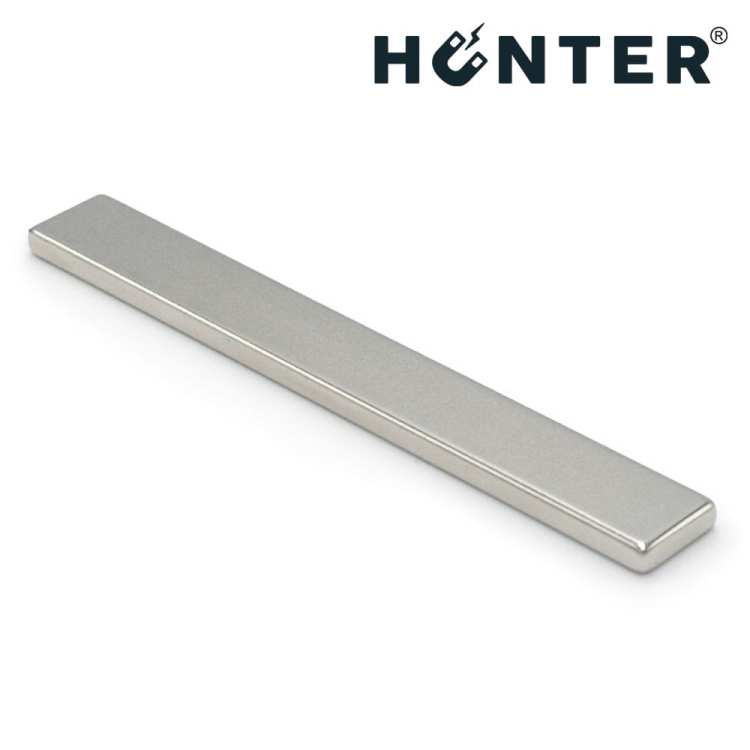 Magnes neodymowy płytkowy 80×10×3 mm N45 – widok pod kątem, Magnesy Hunter