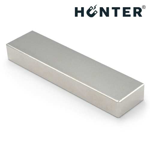 Magnes neodymowy płytkowy 80×20×10 mm N45 – widok pod kątem, Magnesy Hunter