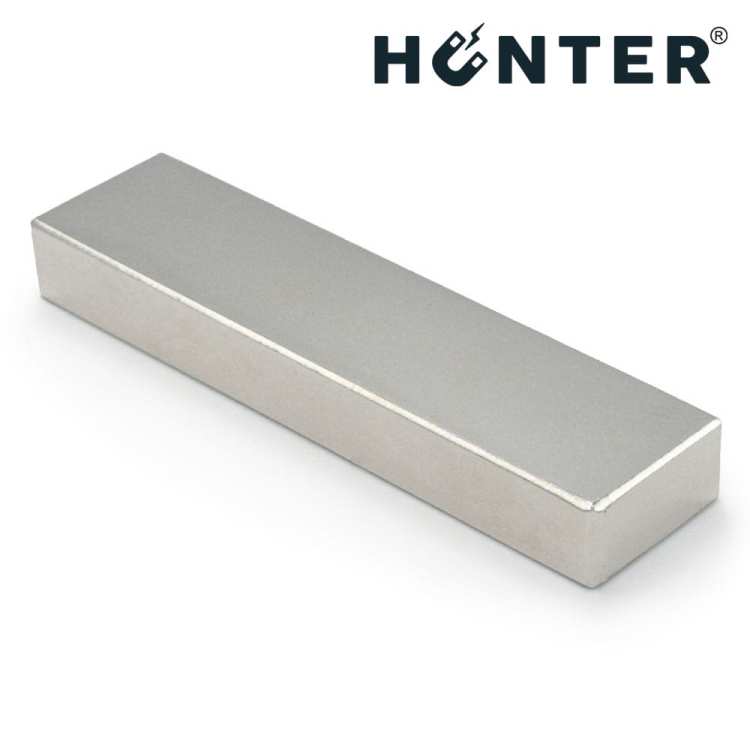 Magnes neodymowy płytkowy 80×20×10 mm N45 – widok pod kątem, Magnesy Hunter