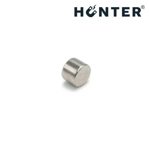 Magnes neodymowy walcowy 4×3 mm N45 – widok pod kątem, Magnesy Hunter