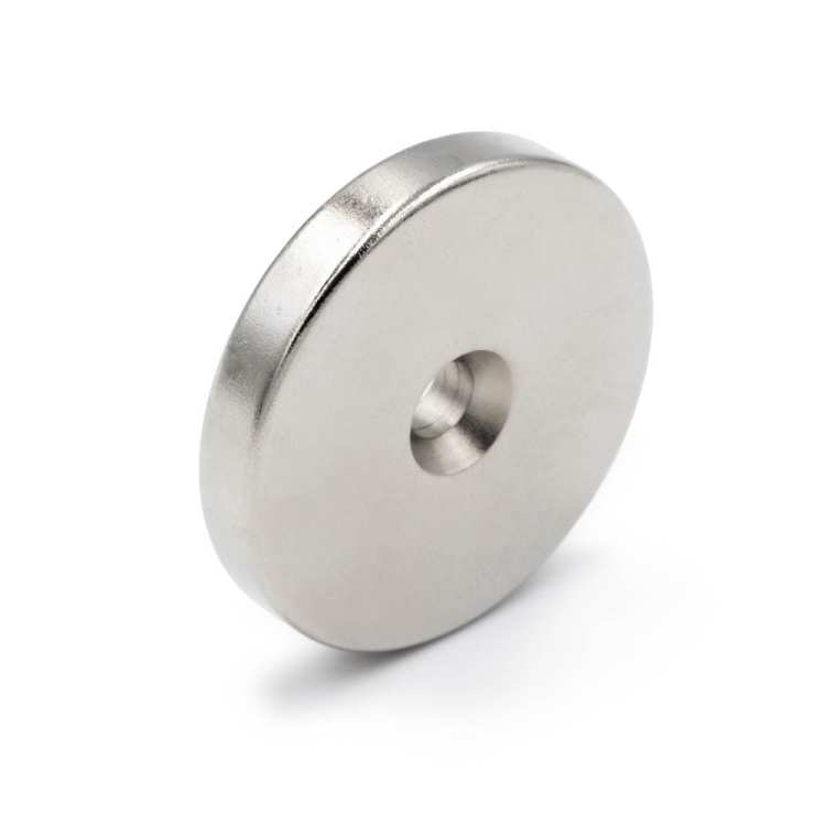 Magnes neodymowy pod wkręt 30×5 mm z otworem stożkowym 7,5×4,5 mm, N45 – Magnesy Hunter