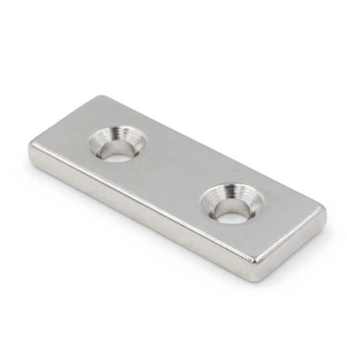 Magnes neodymowy płytkowy pod wkręt 40×15×4 mm z dwoma otworami 7,5×3,5 mm, N45 – Magnesy Hunter