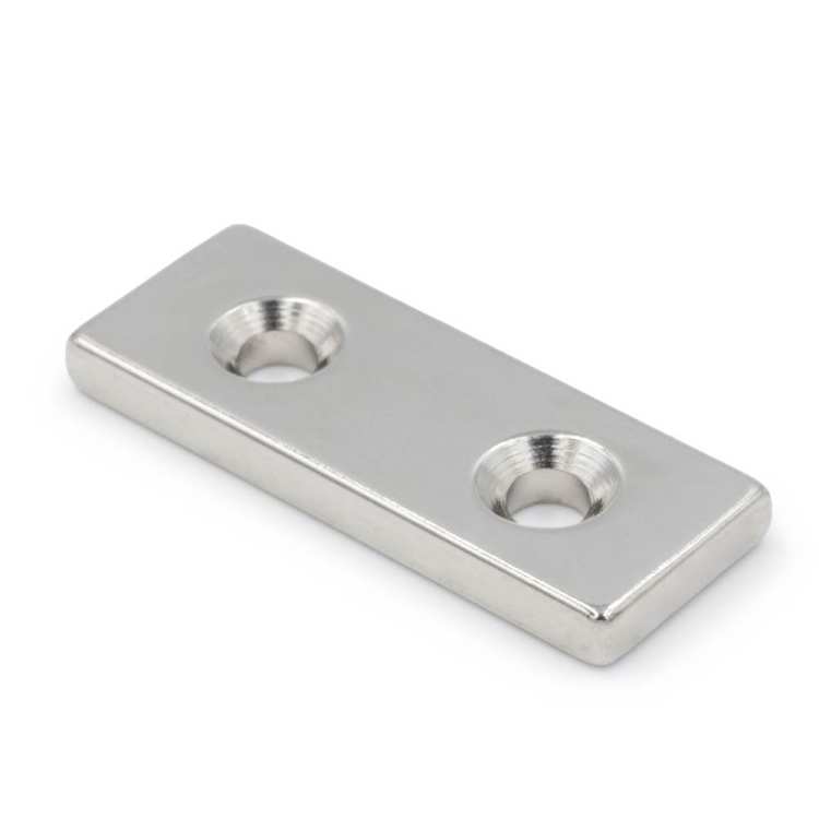 Magnes neodymowy płytkowy pod wkręt 40×15×4 mm z dwoma otworami 7,5×3,5 mm, N45 – Magnesy Hunter
