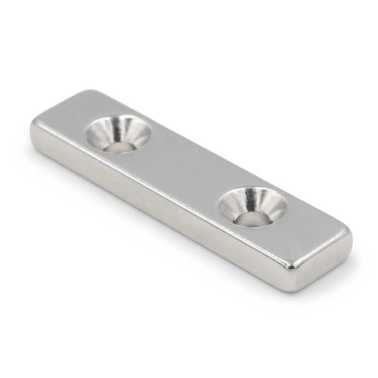 Magnes neodymowy płytkowy pod wkręt 40×10×4 mm z dwoma otworami 7,5×3,5 mm, N45 – Magnesy Hunter