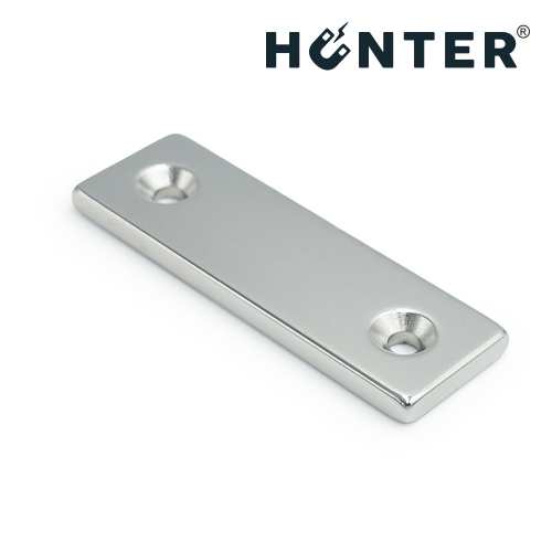 Magnes neodymowy pod wkręt 60×20×4 mm z otworami – widok pod kątem, Magnesy Hunter