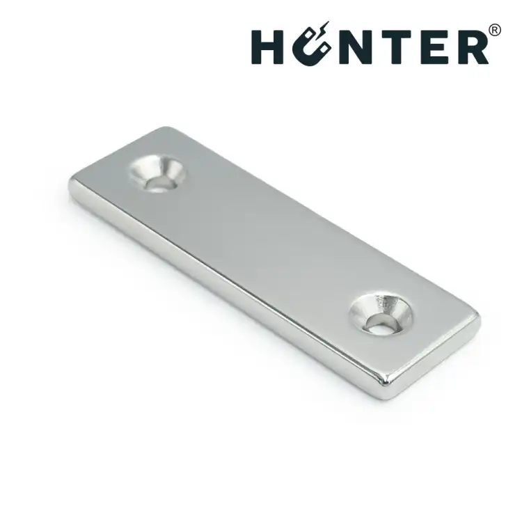 Magnes neodymowy pod wkręt 60×20×4 mm z otworami – widok pod kątem, Magnesy Hunter