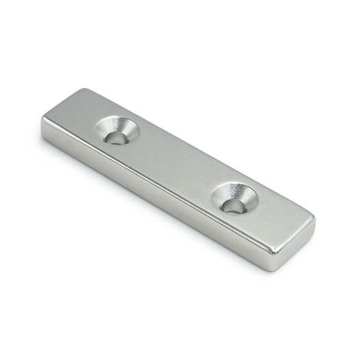 Magnes neodymowy płytkowy pod wkręt 50×12×5 mm z dwoma otworami 7,5×3,5 mm, N45 – Magnesy Hunter