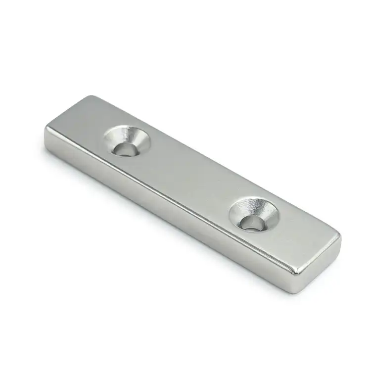 Magnes neodymowy płytkowy pod wkręt 50×12×5 mm z dwoma otworami 7,5×3,5 mm, N45 – Magnesy Hunter