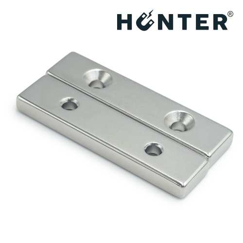 Magnes neodymowy pod wkręt 50×12×5 mm z otworami – widok pod kątem, Magnesy Hunter