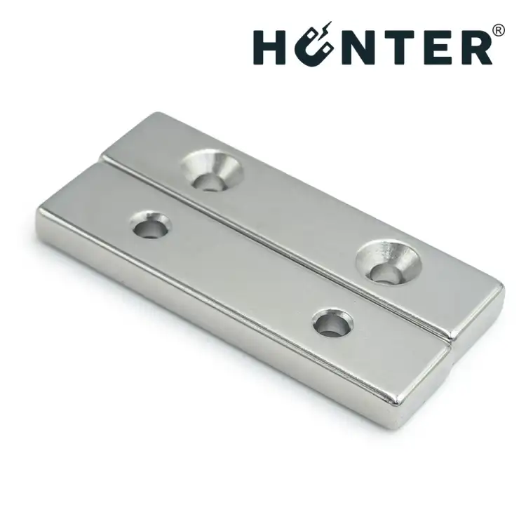 Magnes neodymowy pod wkręt 50×12×5 mm z otworami – widok pod kątem, Magnesy Hunter