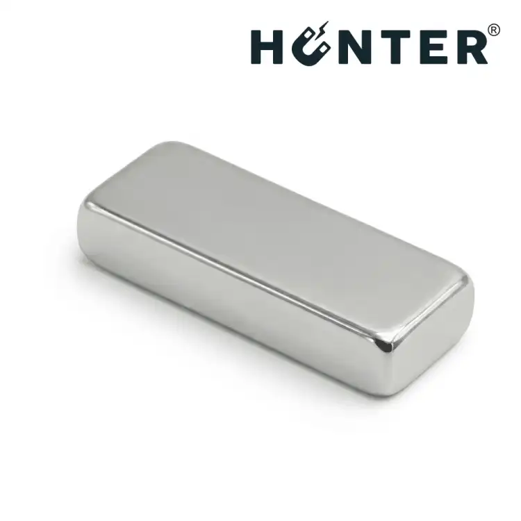 Magnes neodymowy płytkowy 25×10×5 mm N45 – widok pod kątem, Magnesy Hunter