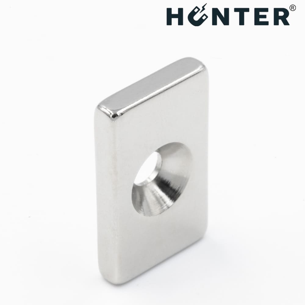 Magnes neodymowy 20x12x3mm otwory 7/3,5 pod wkręt 6