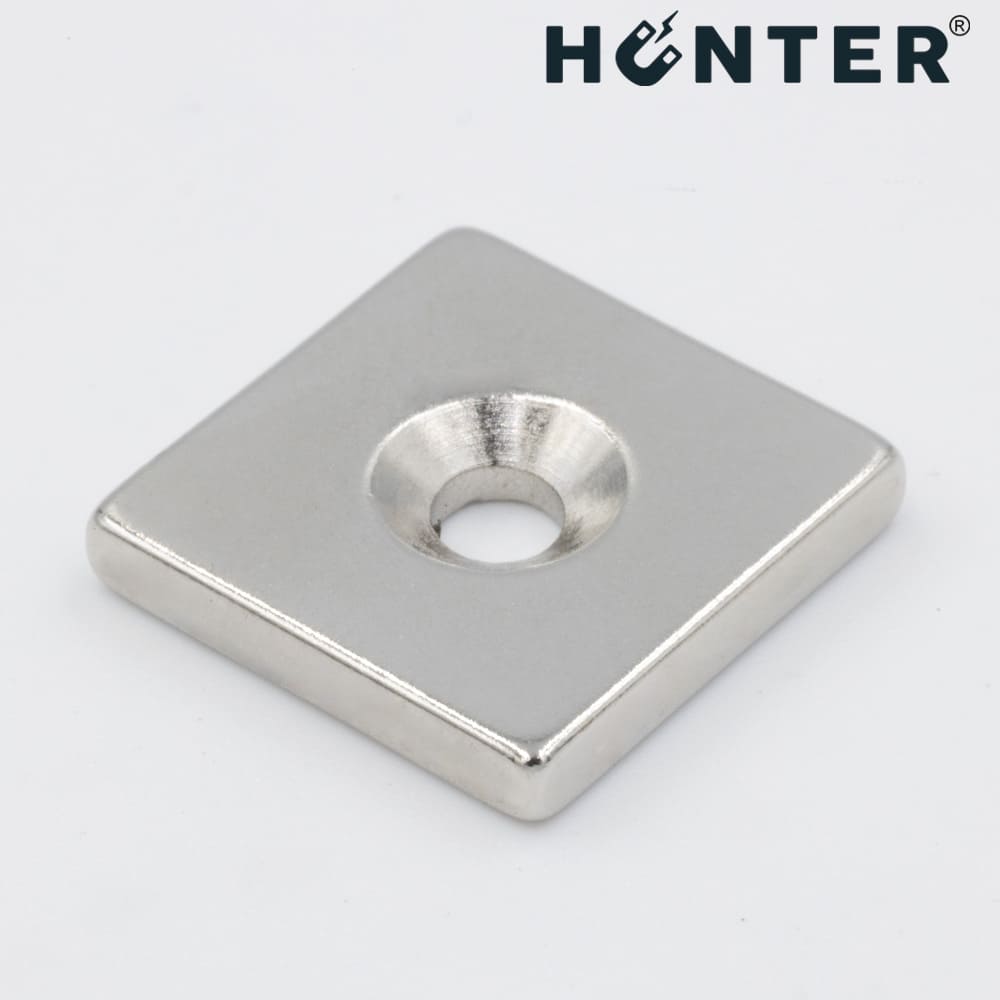 Magnes neodymowy 18x18x3mm z otworem 8x4mm / N45 pod wkręt 1