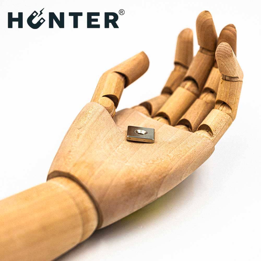 Magnes neodymowy 18x18x3mm z otworem 8x4mm / N45 pod wkręt 2