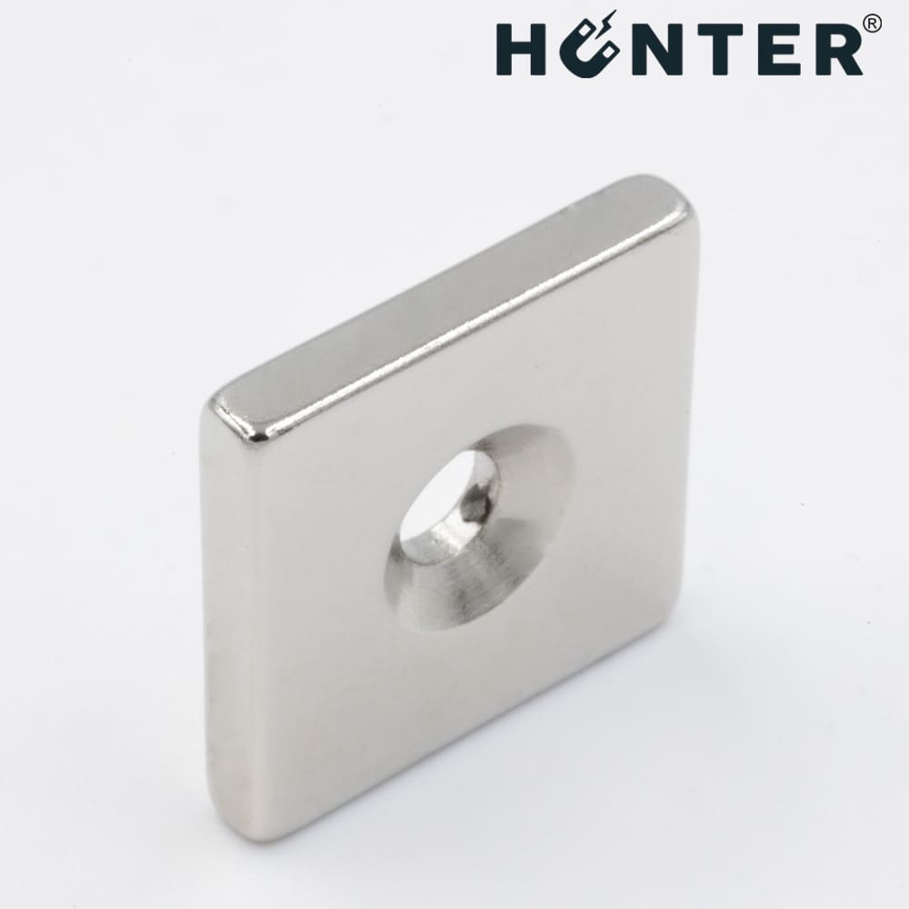 Magnes neodymowy 18x18x3mm z otworem 8x4mm / N45 pod wkręt 4