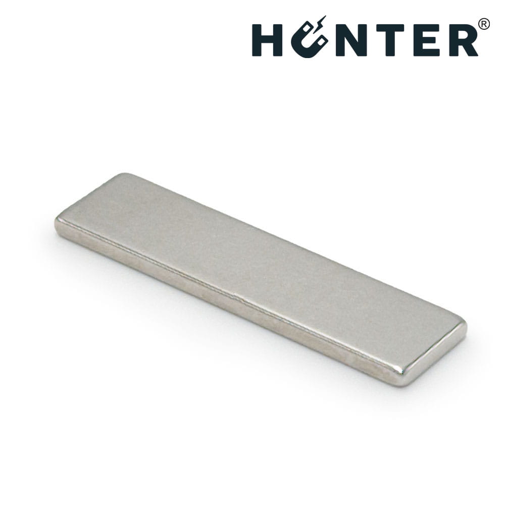 Magnes neodymowy płytkowy 40×10×2 mm N45 – widok pod kątem, Magnesy Hunter