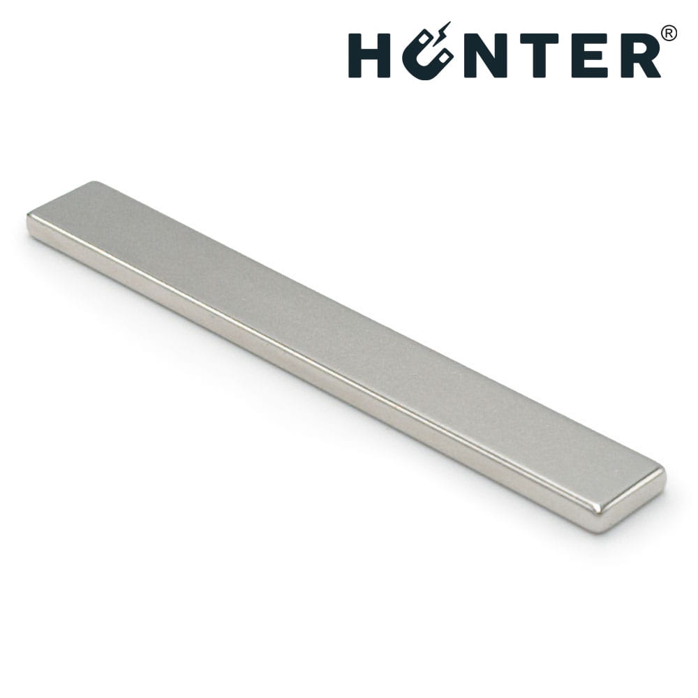 Magnes neodymowy płytkowy 80×10×3 mm N45 – widok pod kątem, Magnesy Hunter