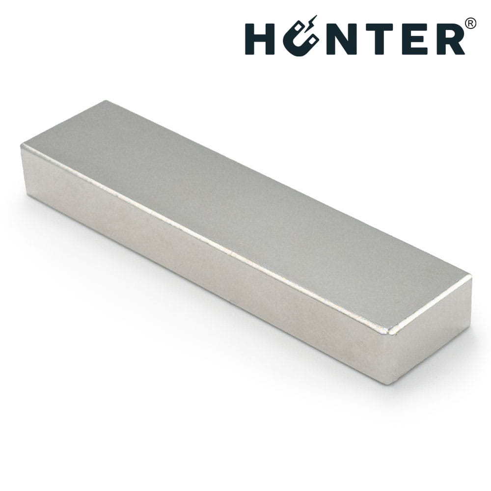 Magnes neodymowy płytkowy 80×20×10 mm N45 – widok pod kątem, Magnesy Hunter