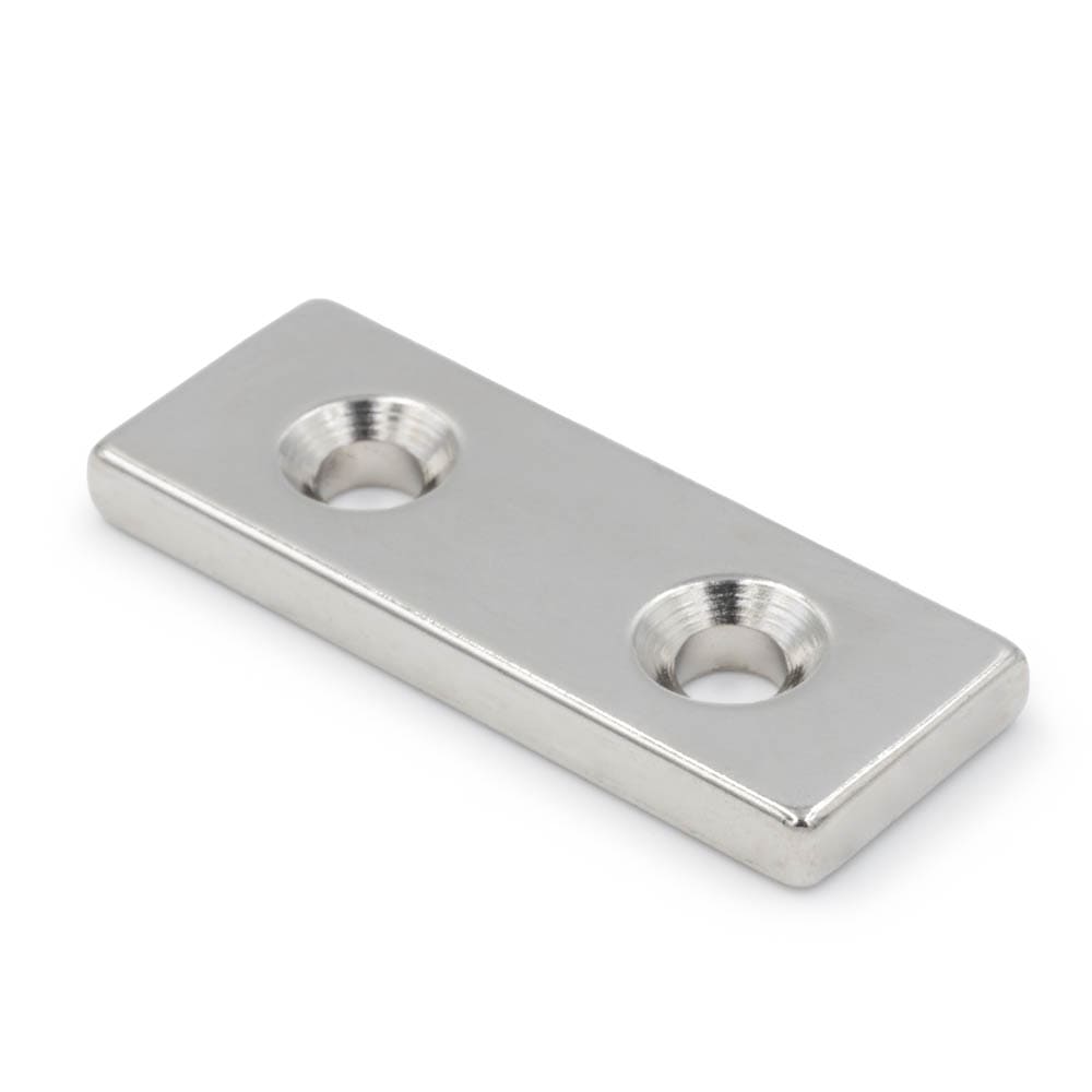 Magnes neodymowy płytkowy pod wkręt 40×15×4 mm z dwoma otworami 7,5×3,5 mm, N45 – Magnesy Hunter
