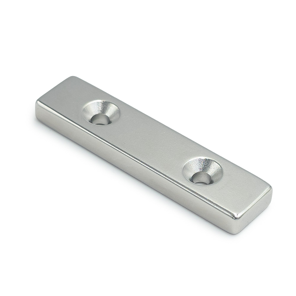 Magnes neodymowy płytkowy pod wkręt 50×12×5 mm z dwoma otworami 7,5×3,5 mm, N45 – Magnesy Hunter